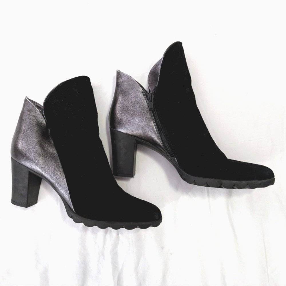 The FLEXX Black Suede Pewter Leather Ankle Booties Women’s Size 10